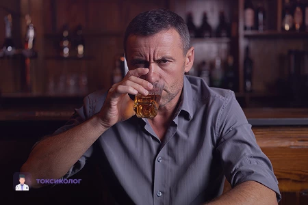 Пьющий мужчина