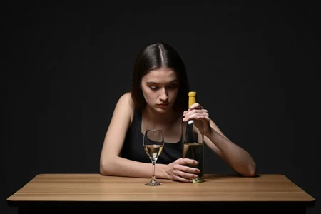 Девушка с бутылкой вина